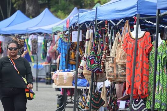 Stalls of bilums and crafts at a Port Moresby market